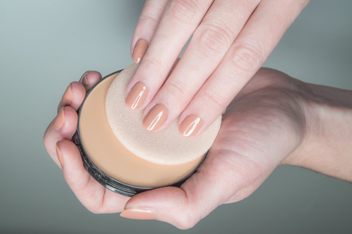 Αντηλιακό σε πούδρα: Τα οφέλη του και πώς να το χρησιμοποιείτε