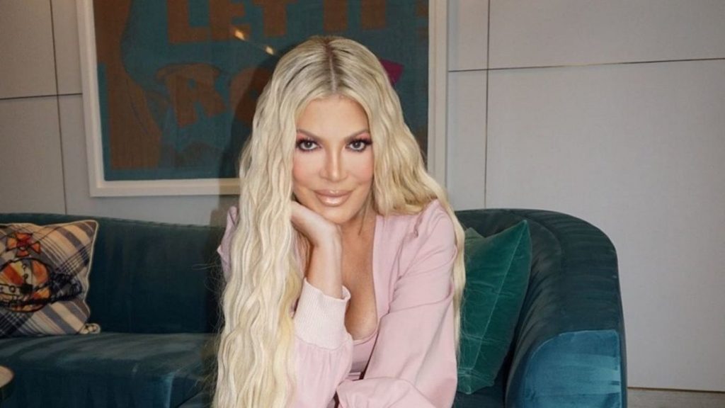 Η Τόρι Σπέλινγκ αποκάλυψε πως έχει στην κατάψυξή της δύο πλακούντες της –  Έχει φάει έναν… καρυκευμένο (βίντεο)