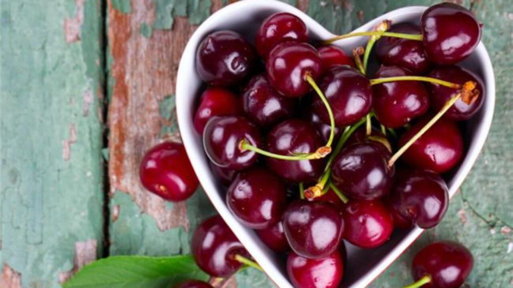 Με αυτούς τους τρεις τρόπους μπορείτε να βγάλετε εύκολα τα κουκούτσια από τα κεράσια (βίντεο)