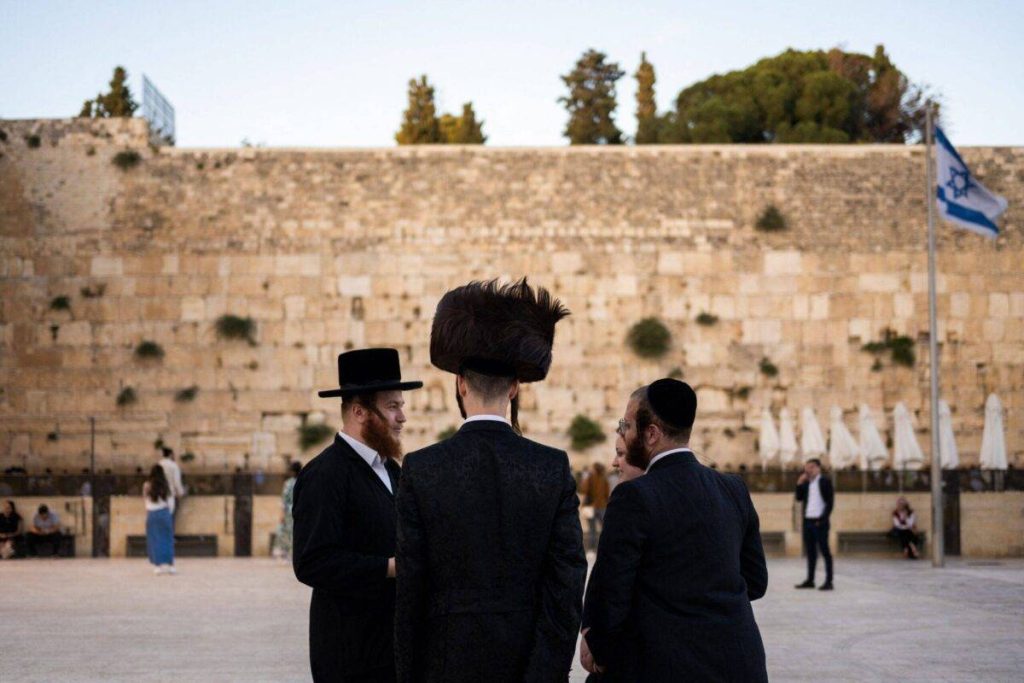 Οι υπερορθόδοξοι Εβραίοι σε άγριες συγκρούσεις με την αστυνομία – Δεν θέλουν να στρατευθούν (βίντεο)