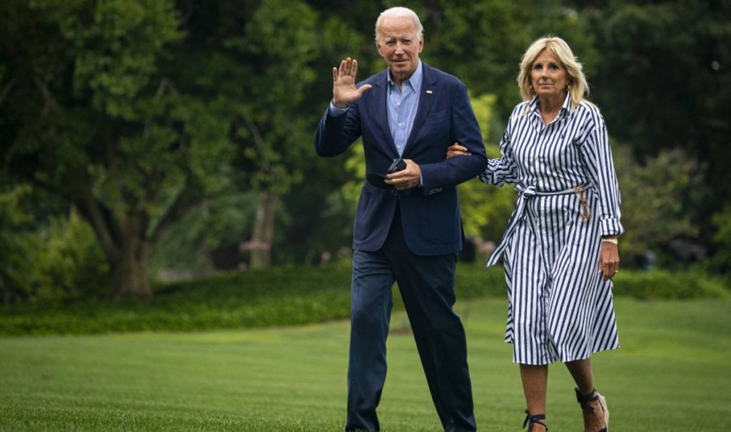 Προσπαθεί να «σώσει» τον Τ.Μπάιντεν η συζυγός του: «Μην κοιτάτε την τηλεμαχία – Είναι ο καλύτερος»