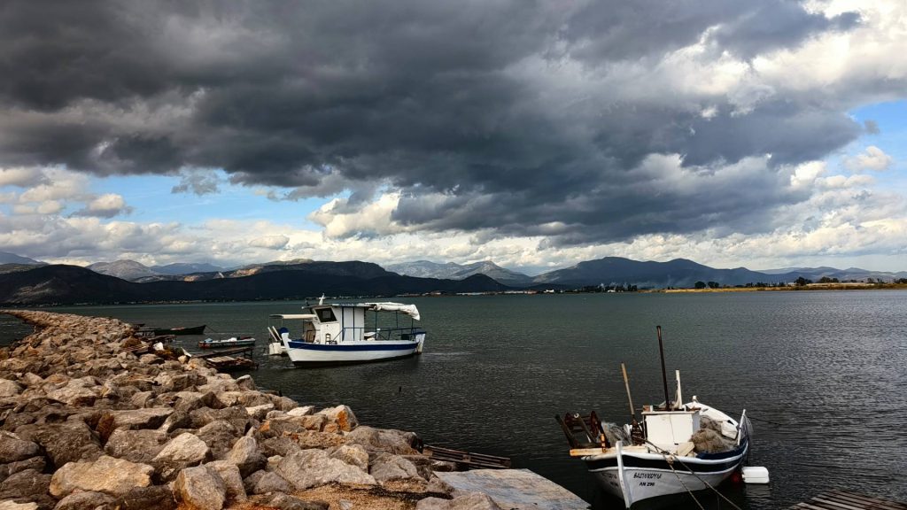 Καιρός: Ζέστη και τοπικές βροχές σήμερα – Ποιες περιοχές θα επηρεαστούν