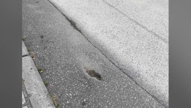 «Εφιάλτης» για γυναίκα στη Θεσσαλονίκη: Κατέληξε με πολλαπλά κατάγματα μετά από υποχώρηση του οδοστρώματος (βίντεο)