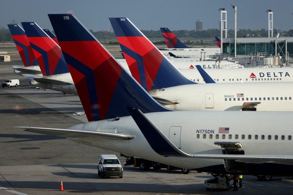 H Delta Airlines προχώρησε σε εκτροπή πτήσης στο JFK επειδή σέρβιρε στους πελάτες χαλασμένο φαγητό