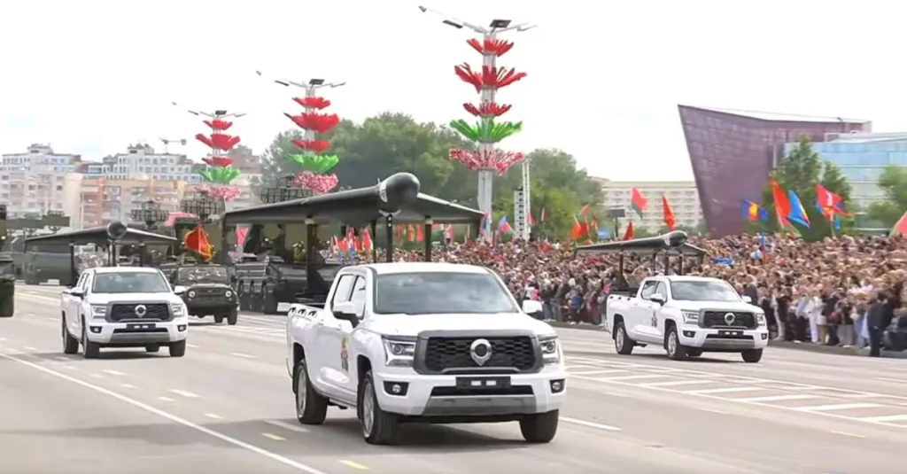 Λευκορωσία: Παρέλασαν τα drones GERAN/NOMAD και οι βαλλιστικοί πύραυλοι Iskander-M (βίντεο)