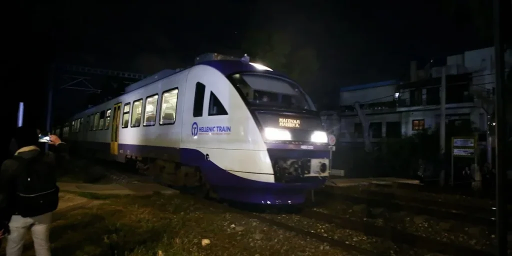 Πυρκαγιά στον Ασπρόπυργο: Διακόπηκε η λειτουργία του Προαστιακού Σιδηρόδρομου