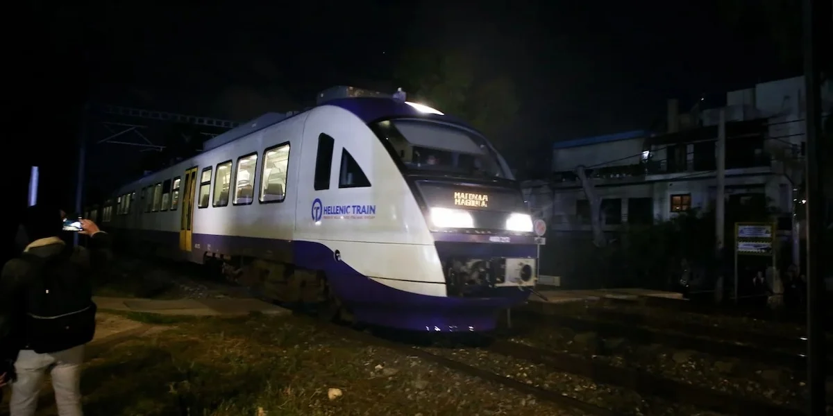 Πυρκαγιά στον Ασπρόπυργο: Διακόπηκε η λειτουργία του Προαστιακού Σιδηρόδρομου