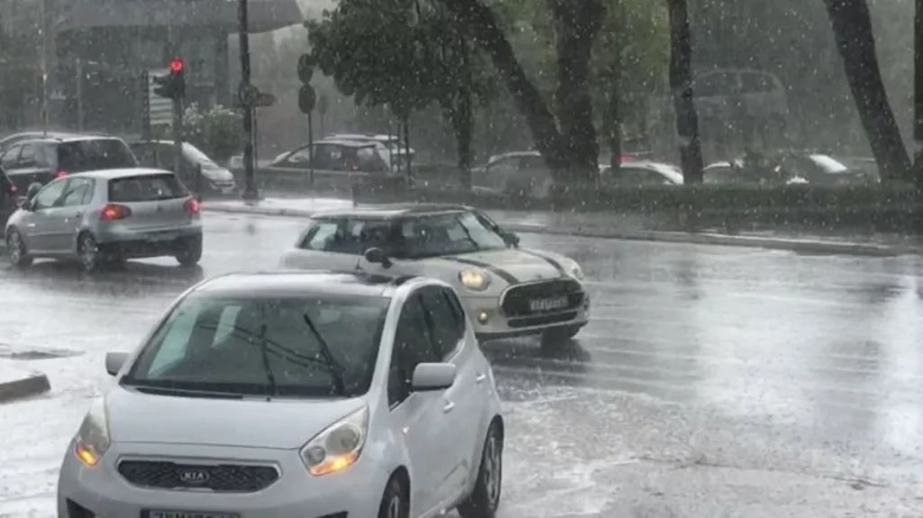 Η κακοκαιρία «σφυροκοπά» τα βόρεια προάστια – Δείτε βίντεο