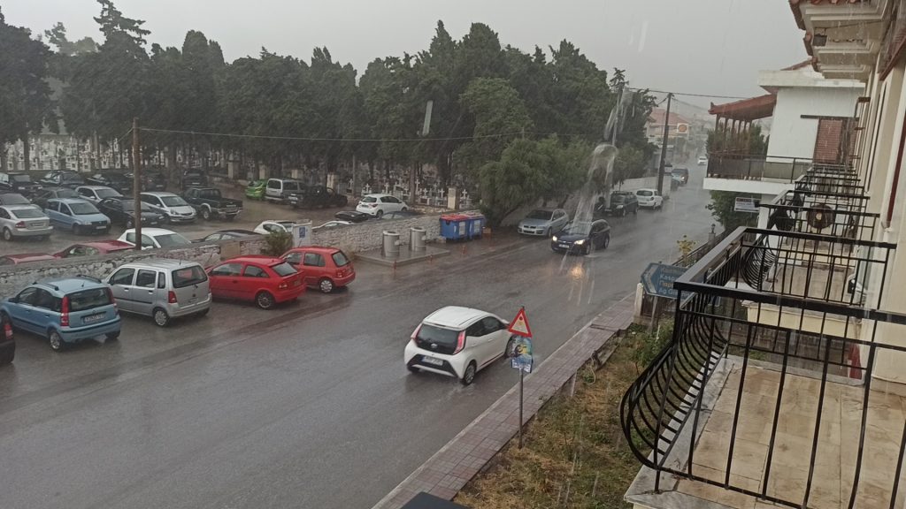 Η κακοκαιρία «σαρώνει» τη Λήμνο – Ισχυρές βροχές και κεραυνοί (βίντεο)