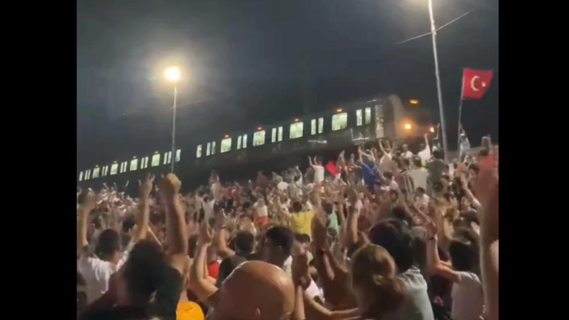 EURO 2024: H στιγμή που οδηγός τρένου στην Κωνσταντινούπολη πατάει φρένο για να δει το ματς Τουρκία – Αυστρία