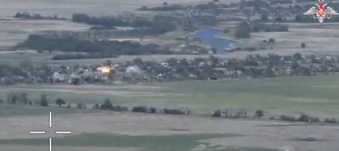 Ρωσικά βομβαρδιστικά Su-34 έπληξαν ουκρανικά στρατεύματα και εξοπλισμό στο Ουροζάιν (βίντεο)