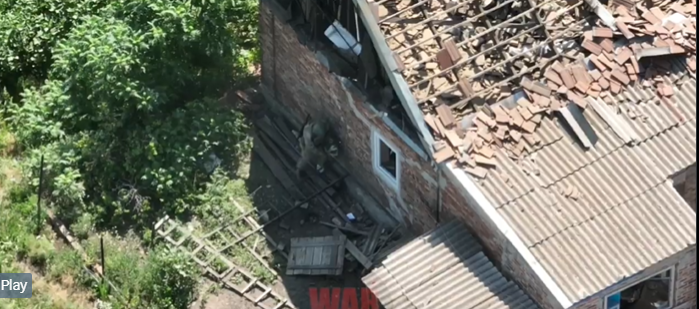 Η στιγμή που ο ρωσικός στρατός ανατινάζει κτίριο στη Νέα Υόρκη της Ουκρανίας (βίντεο)