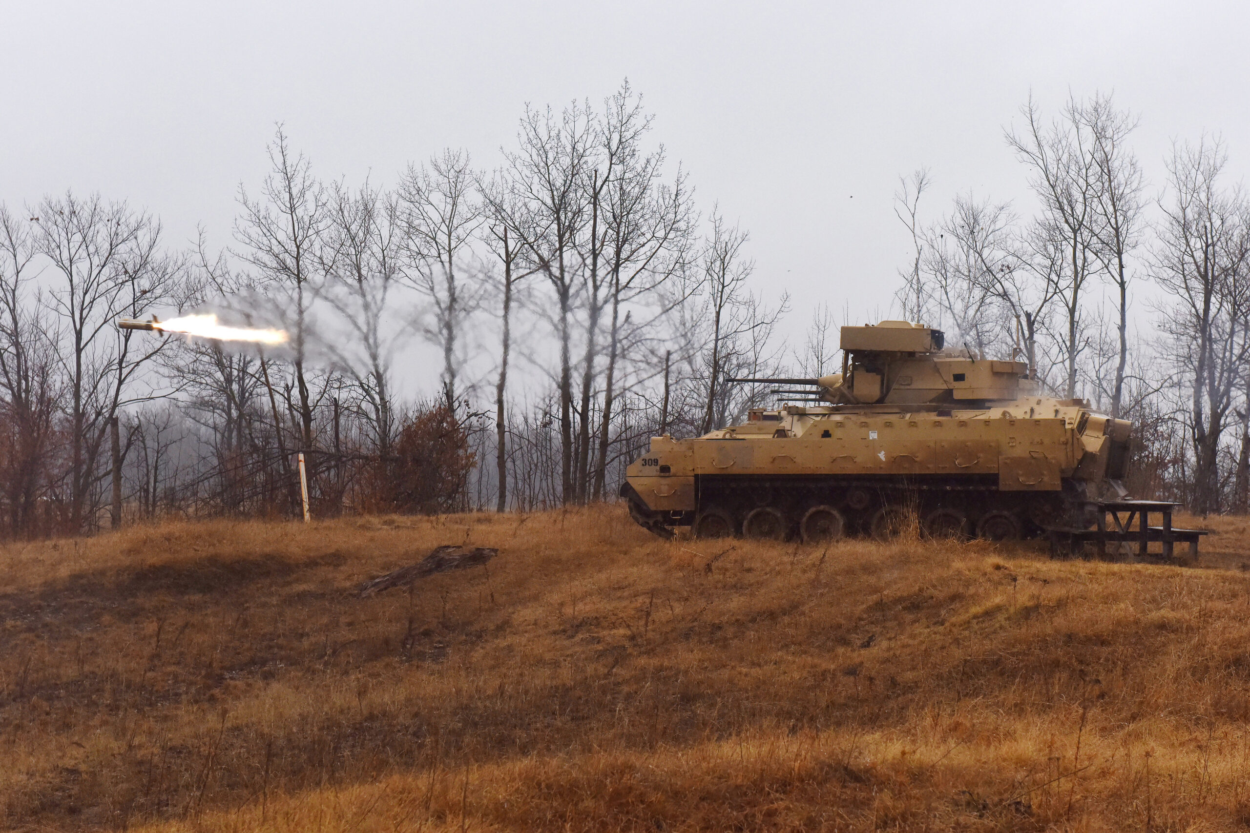 Βίντεο: Η στιγμή που ρωσικό FPV drone πλήττει ΤΟΜΑ Bradley στη Γεβγένιβκα