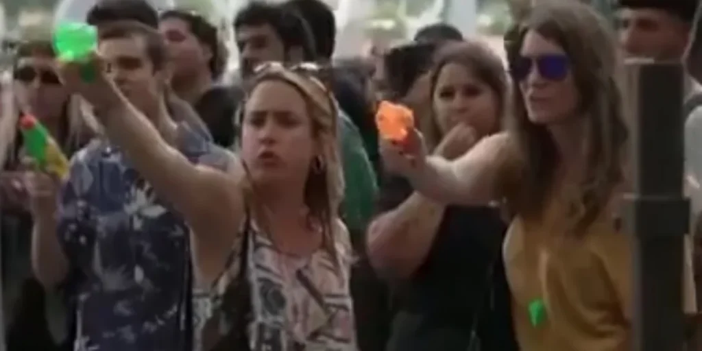 Ισπανία: Διαδηλωτές «επιτέθηκαν» με νεροπίστολα σε τουρίστες – «Αρκετά, να πάνε σπίτια τους» (βίντεο) 