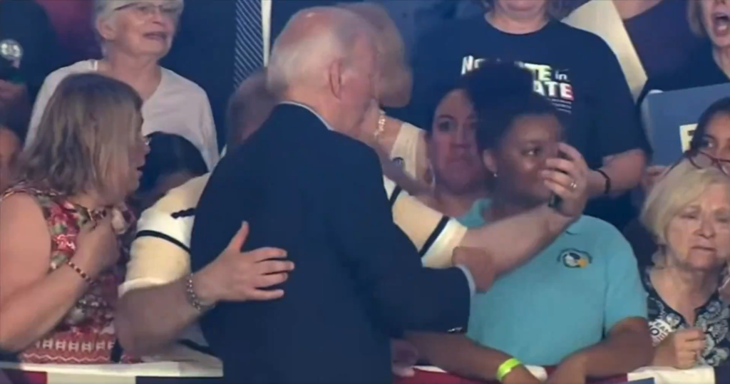 Ο Τ.Μπάιντεν βγάζει φωτογραφίες με υποστηρικτές του αλλά «προσπερνά» μαύρη γυναίκα που περιμένει και αυτή για selfie