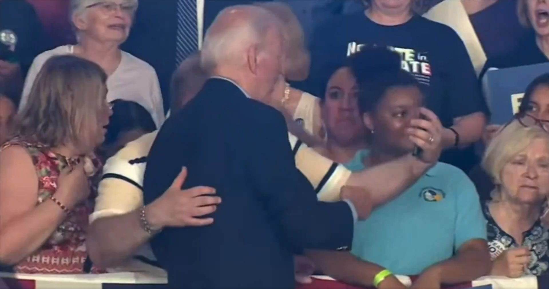 Ο Τ.Μπάιντεν βγάζει φωτογραφίες με υποστηρικτές του αλλά «προσπερνά» μαύρη γυναίκα που περιμένει και αυτή για selfie