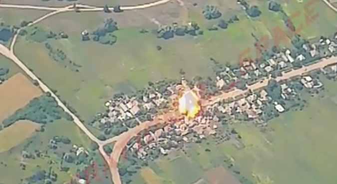 Ρωσικές FAB βομβάρδισαν προσωρινό σημείο ανάπτυξης των ουκρανικών Ενόπλων Δυνάμεων κοντά στο Χλουσκίβλα (βίντεο)