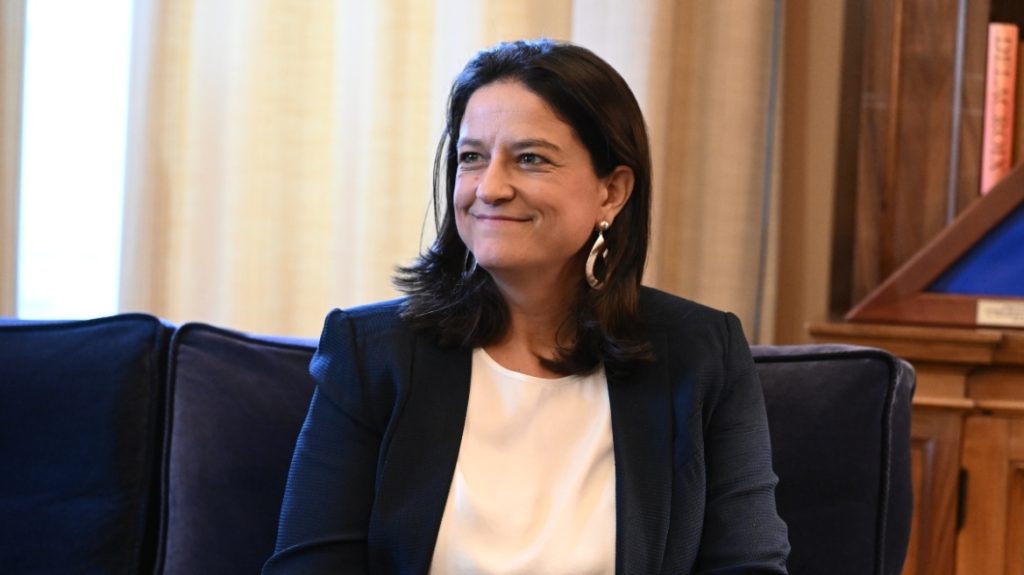 Η Ν.Κεραμέως ανακοίνωσε επίδομα μητρότητας αναδρομικά για εργαζόμενες σε ΔΕΚΟ, τράπεζες και ΜΜΕ