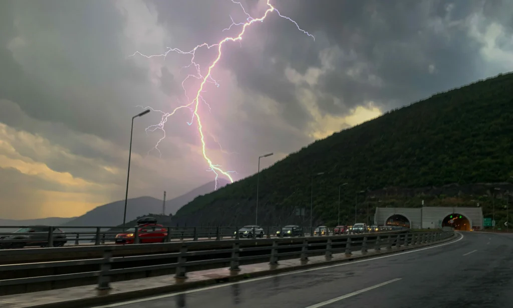 Κεραυνός σκότωσε ακαριαία δύο νέους στην Τουρκία – Σοκαριστική στιγμή (βίντεο)