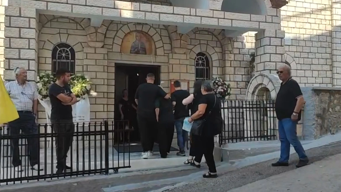 Θλίψη στην κηδεία της 36χρονης Αρετής που δολοφονήθηκε από τον εν διαστάσει σύζυγό της στην Αμφιλοχία