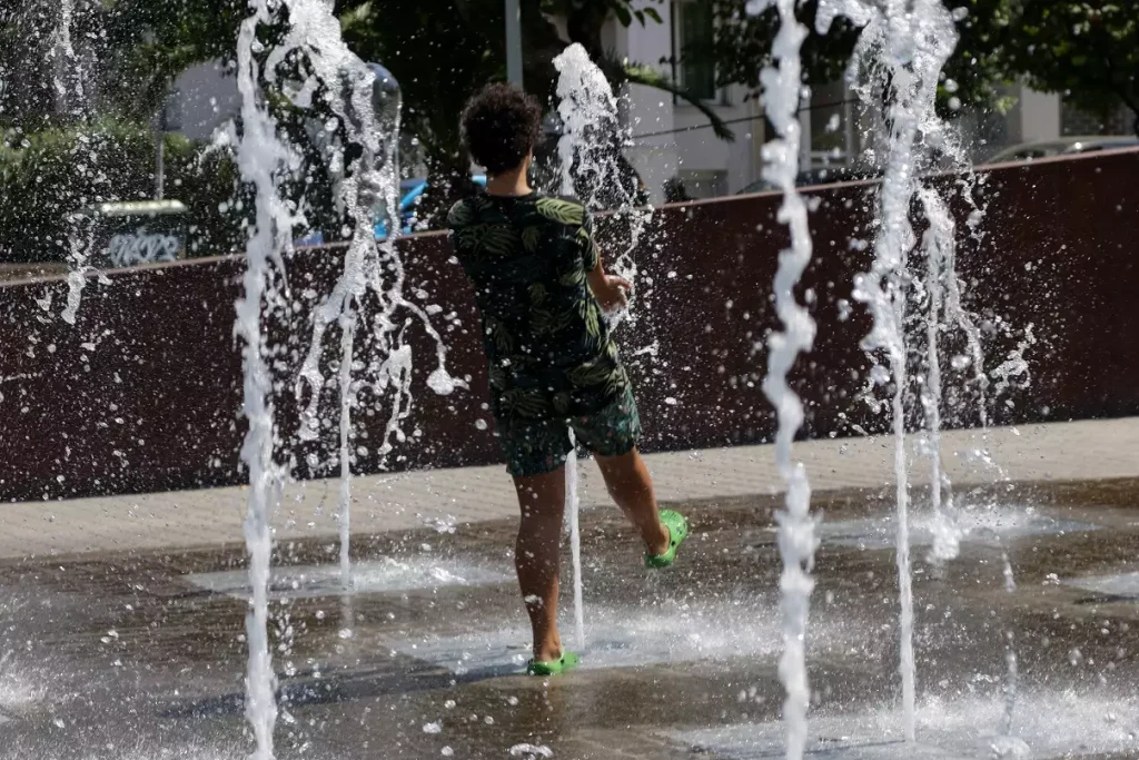 Καιρός: Δεν λέει να υποχωρήσει ο καύσωνας – Ποιες περιοχές θα «ψηθούν»