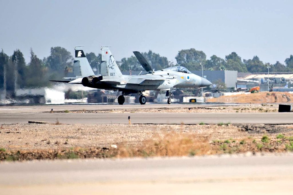 18 (!) ήταν τα ισραηλινά αεροσκάφη που επιτέθηκαν στο λιμάνι της Υεμένης για να καταστρέψουν αποθήκες καυσίμων!