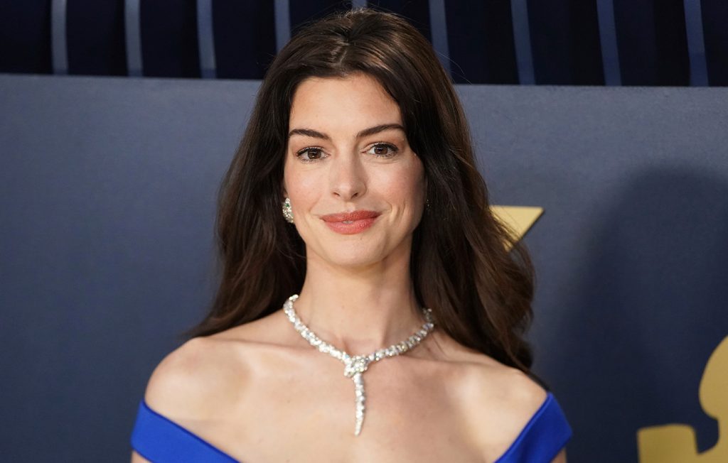 A.Χάθαγουεϊ: Απολαμβάνει τις διακοπές της στην Ύδρα (φωτο) 