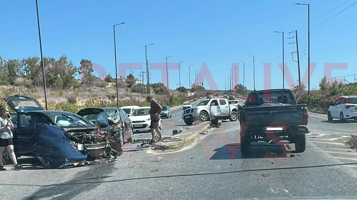 Βίντεο: Η στιγμή της σφοδρής σύγκρουσης τριών οχημάτων στο Ηράκλειο