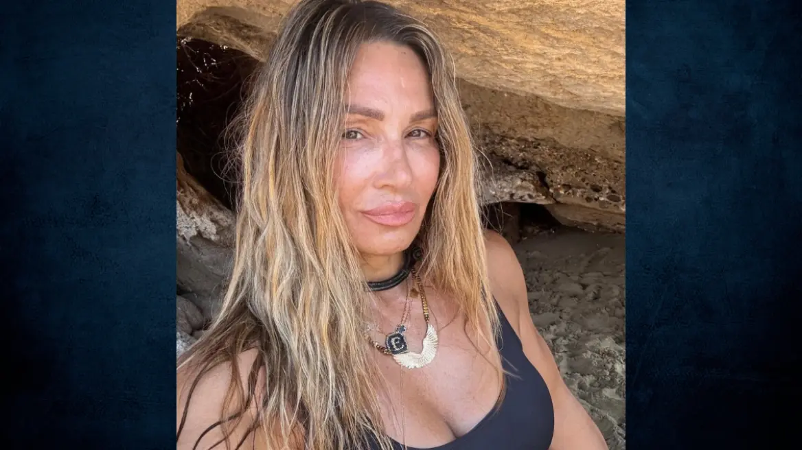 Ε.Πετρουλάκη: Ποζάρει με μαύρο μπικίνι στο Instagram – «Αυτή είμαι στα 53 μου και δεν με νοιάζει να αρέσω σε όλους»