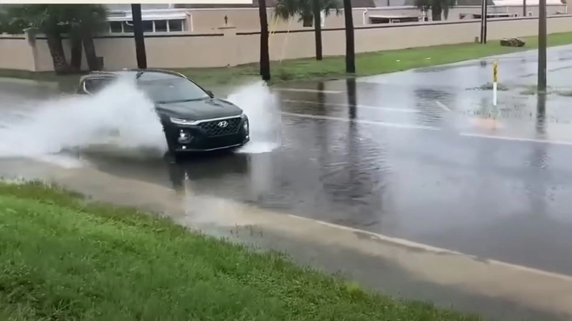 Ο κυκλώνας «Ντέμπι» πλήττει τη Φλόριντα: Νεκρός 13χρονος – 25 δέματα κοκαΐνης αξίας άνω του $1 εκατ. ξεβράστηκαν σε παραλία