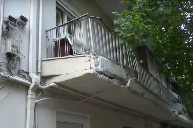 Θεσσαλονίκη: Φορτηγό παρέσυρε το μπαλκόνι ενός σπιτιού (φωτο)