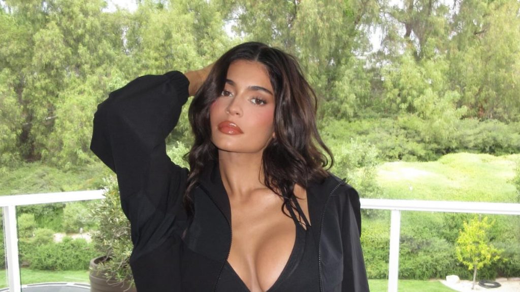 Κάιλι Τζένερ: Ανέβασε νέες αποκαλυπτικές φωτογραφίες λίγο πριν ξεσπάσει η… καταιγίδα (φωτο)