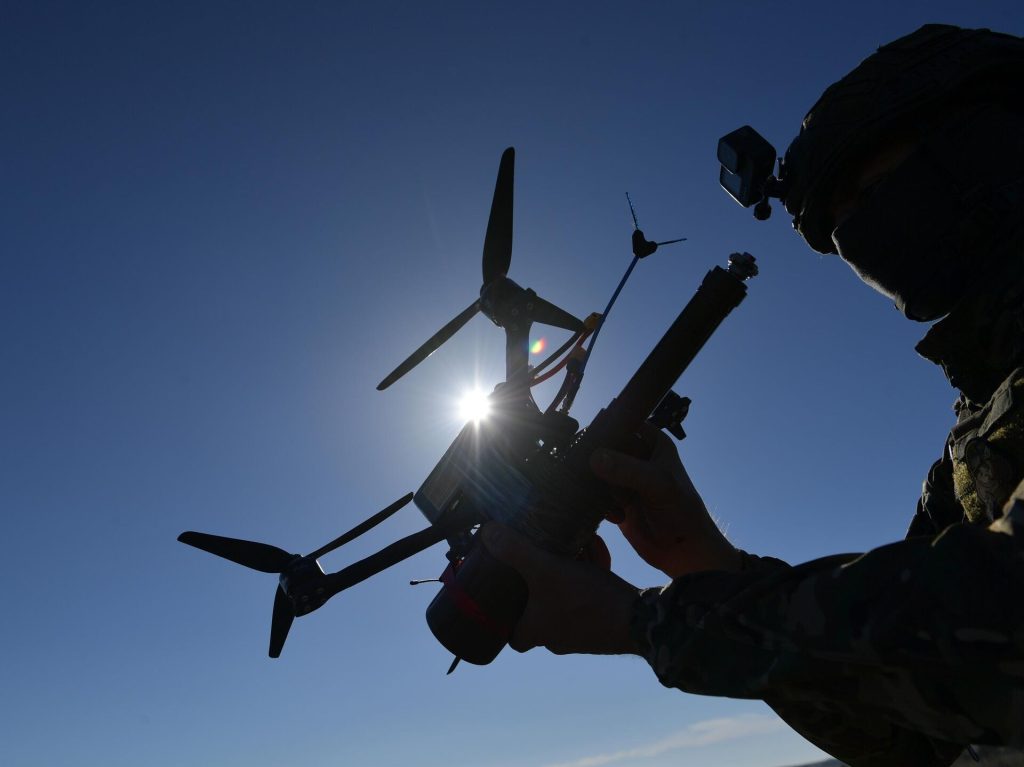 Βίντεο: Ρώσος στρατιώτης καταρρίπτει ουκρανικό FPV με το τυφέκιο εφόδου