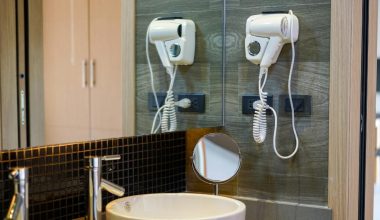 Δείτε γιατί δεν πρέπει να χρησιμοποιείτε τα σεσουάρ των ξενοδοχείων