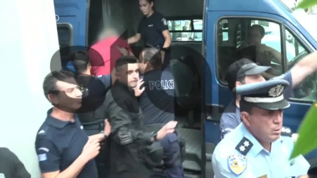 Προσπάθησαν να λιντσάρουν τον δολοφόνο του 39χρονου παρκαδόρου στον Πειραιά – Του επιβλήθηκαν ισόβια