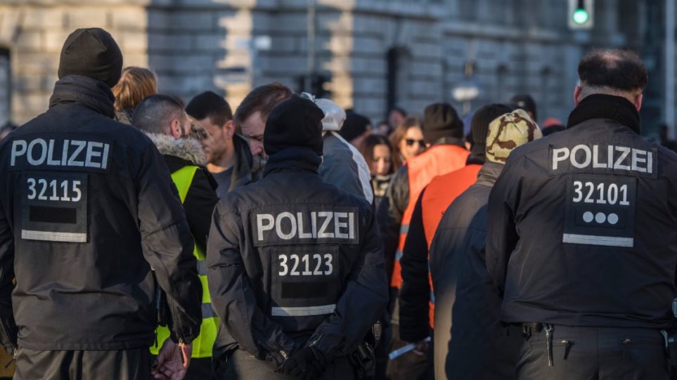 Γερμανία: Χειροπέδες σε 27χρονο Σύρο που πιθανόν σχεδίαζε επίθεση με ματσέτες κατά στρατιωτών