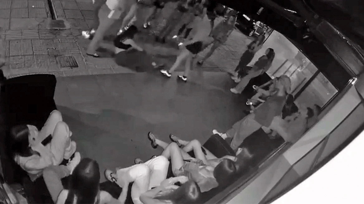 Γλυφάδα: «Μάτωσα και δεν μπορούσα να αντιδράσω» λέει η 14χρονη που ξυλοκοπήθηκε από συμμαθήτριές της