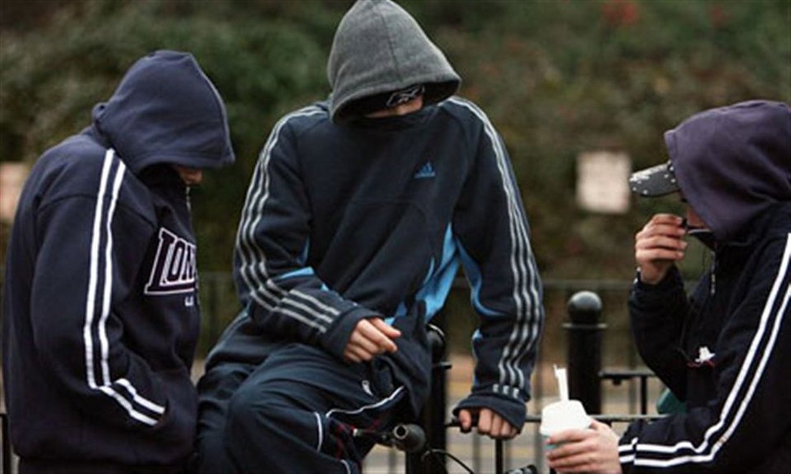 Ορχομενός: Δύο ανήλικοι απείλησαν συμμαθητές τους έξω από το σχολείο και τους άρπαξαν το χαρτζιλίκι