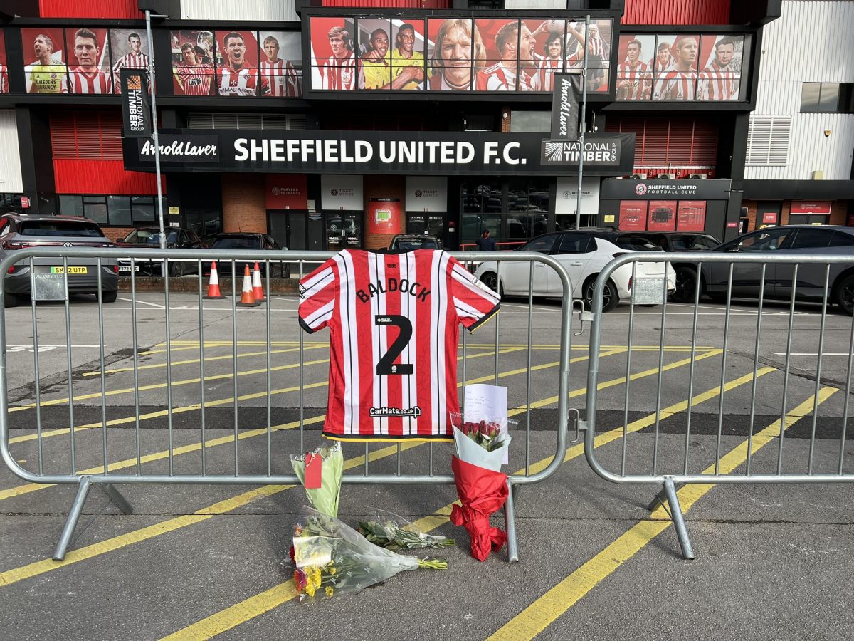 Τ.Μπάλντοκ: Με τη φανέλα του και λουλούδια αποχαιρετούν τον ποδοσφαιριστή στο «Μπράμαλ Λέιν»