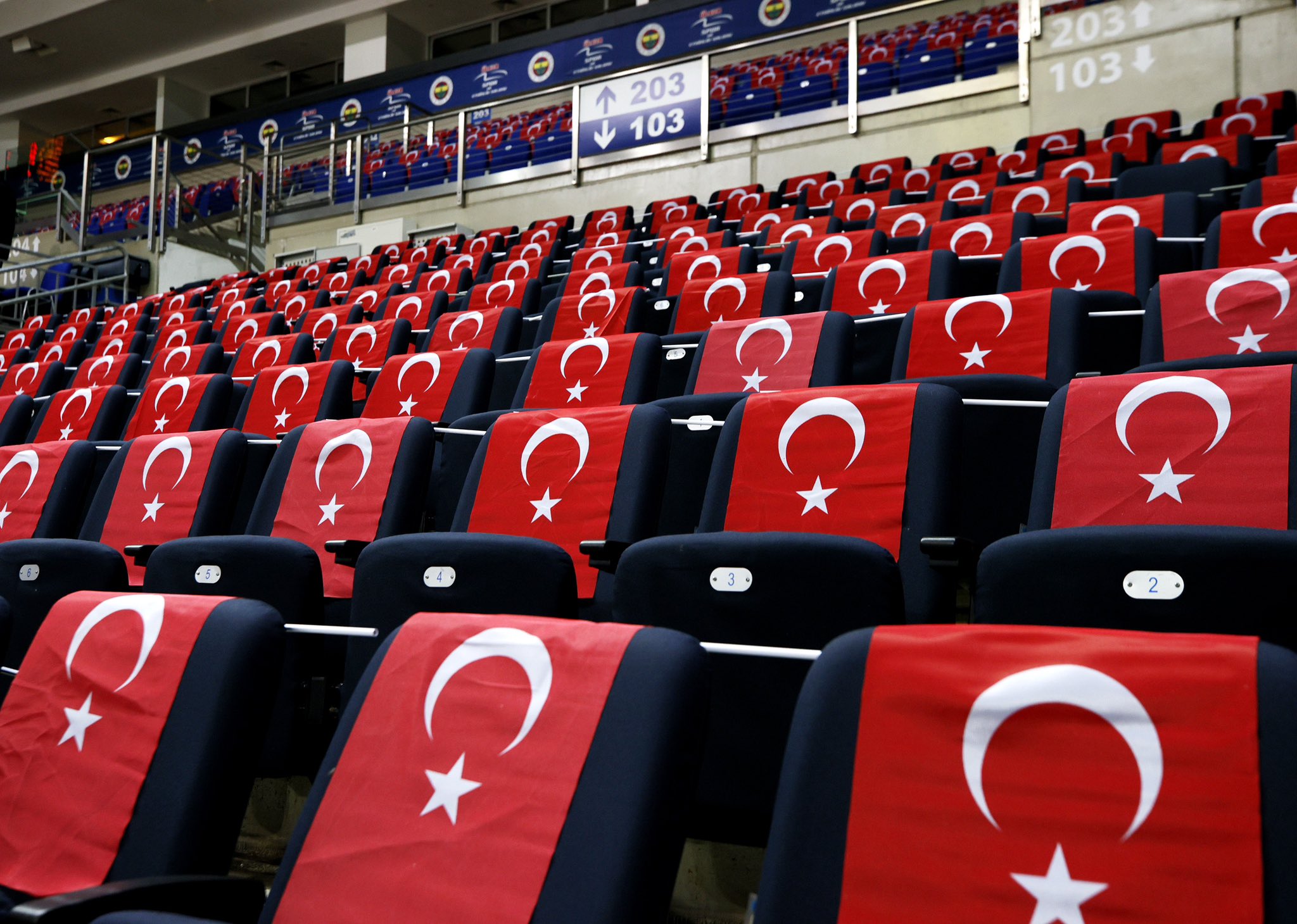 Τουρκικές σημαίες σε όλους τους οπαδούς της μοίρασε η Φενερμπαχτσέ για το παιχνίδι με τον Παναθηναϊκό