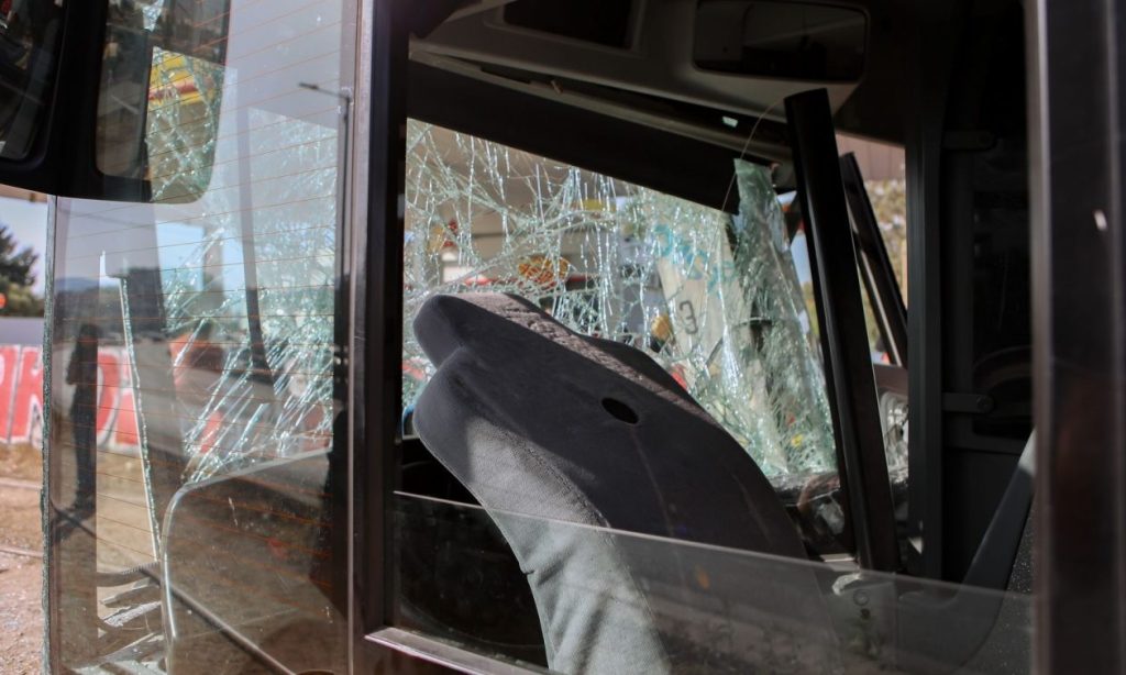 Νίκαια: Λεωφορείο συγκρούστηκε με αυτοκίνητο και στη συνέχεια προσέκρουσε σε τουλάχιστον πέντε σταθμευμένα ΙΧ