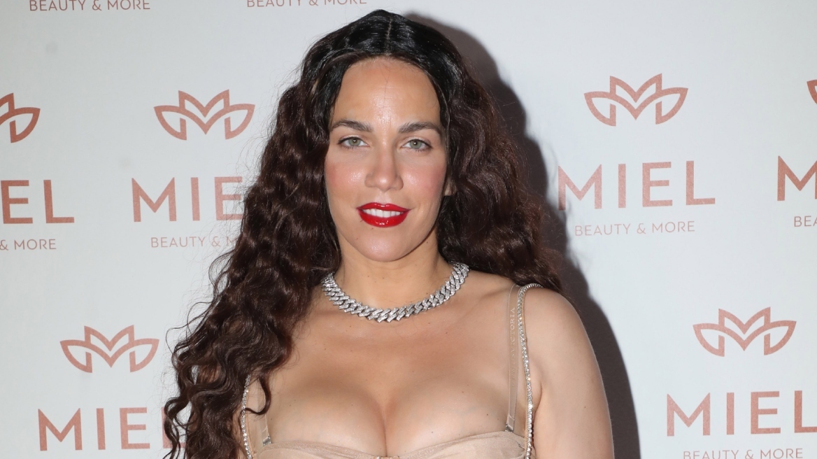 Η Κατερίνα Στικούδη χορεύει το νέο της τραγούδι μαζί με το μωράκι της (βίντεο)