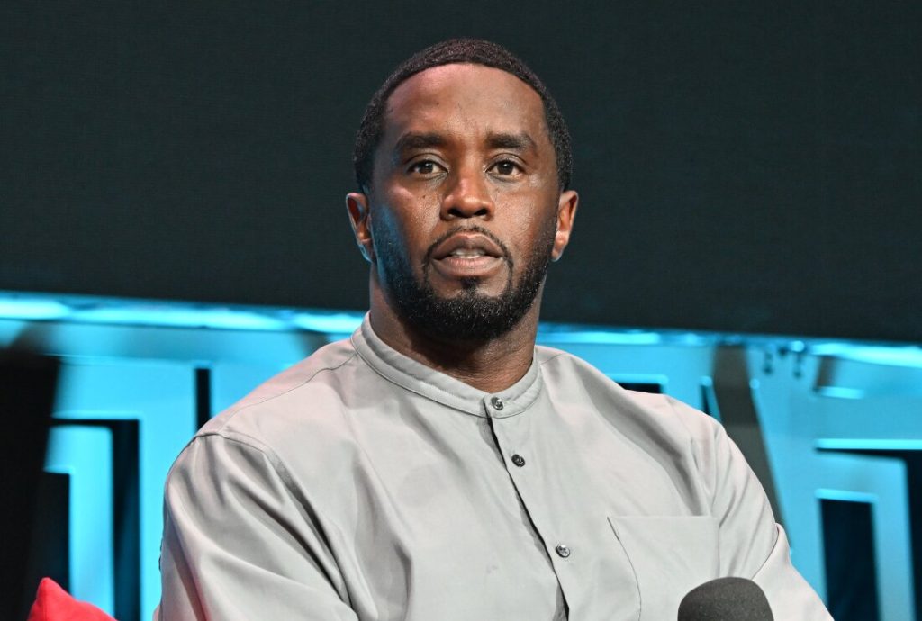 Υπόθεση Diddy: Ματωμένα σεντόνια, χρησιμοποιημένα προφυλακτικά και εκατοντάδες ξυράφια εντοπίστηκαν στα «freaks off» του