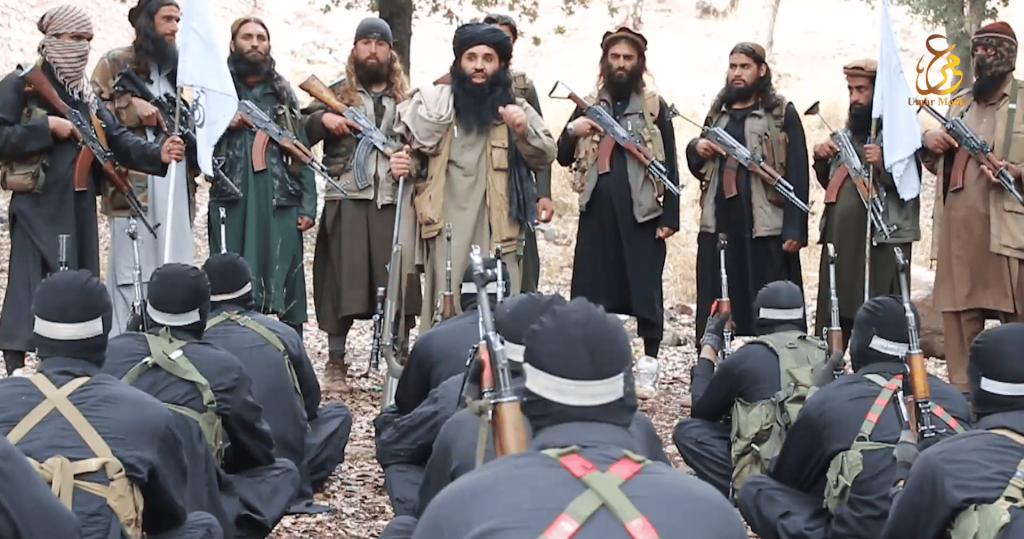 Μέλη της φατρίας του Hafiz Gul Bahadur στο Πακιστάν αποκεφάλισαν δύο λιποτάκτες Ταλιμπάν (βίντεο – σκληρές εικόνες)