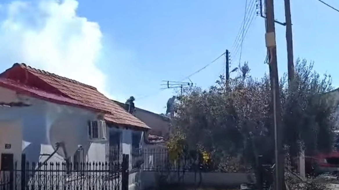 Σέρρες: Μονοκατοικία τυλίχθηκε στις φλόγες (βίντεο)