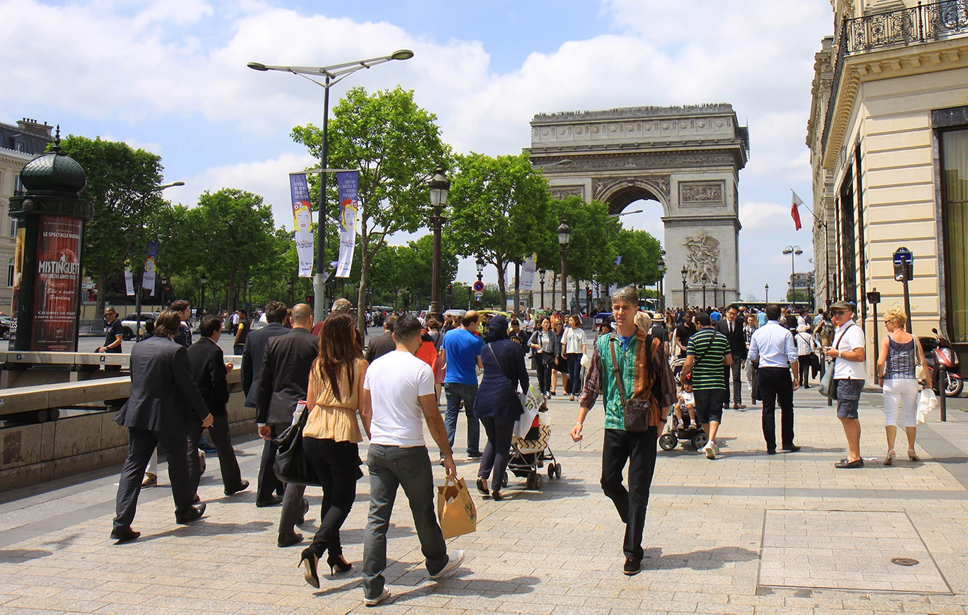 Νέα έρευνα αποκαλύπτει: 9 στους 10 πολίτες πιστεύουν πως η Γαλλία βρίσκεται σε παρακμή