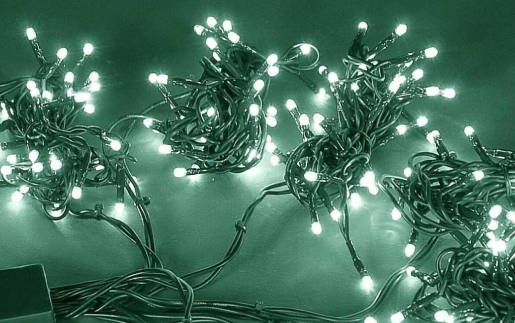 Χριστουγεννιάτικα λαμπάκια: Δείτε πώς θα υπολογίσετε πόσο ρεύμα «καίνε»