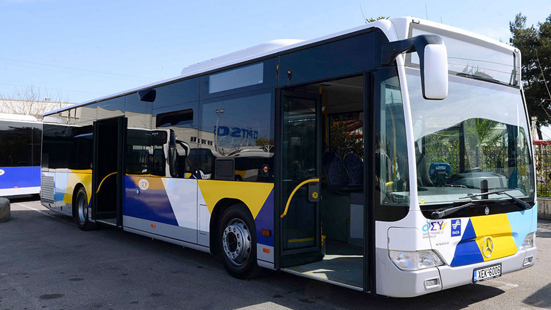 Δίγλωσση επιγραφή σε λεωφορείο έγινε… viral: «Μόνο κάθοδος» – «Στα ελληνικά το σκότωσε αλλά στα αγγλικά το τερμάτισε»!