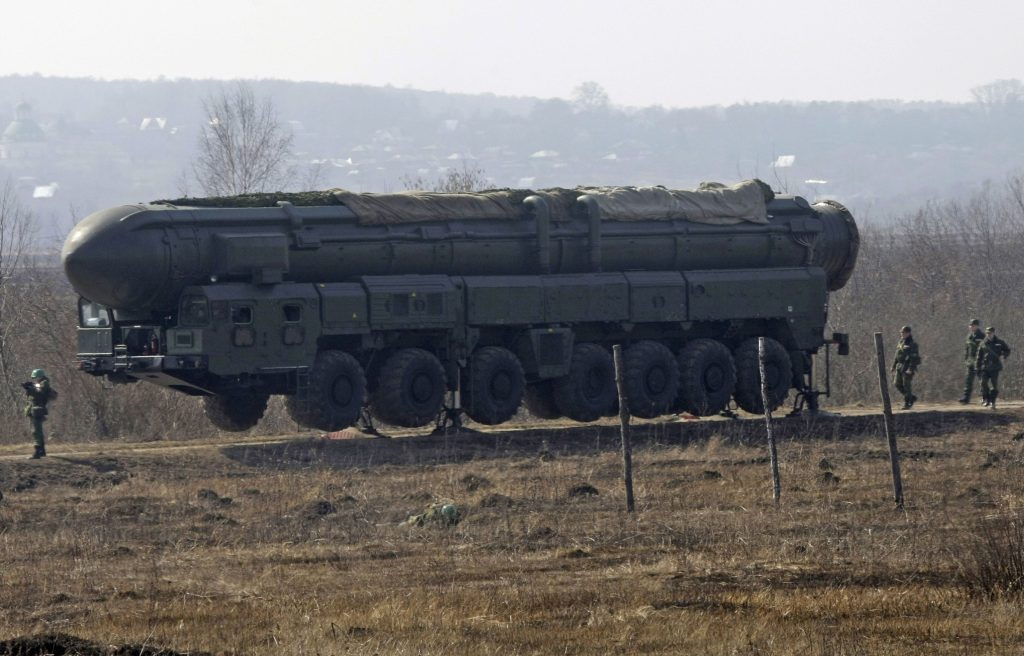 Η Ρωσία μετακινεί σε θέσεις εκτόξευσης δεκάδες κινητούς εκτοξευτές διηπειρωτικών πυρηνικών βλημάτων πολλαπλών κεφαλών (ICBM) – Βίντεο