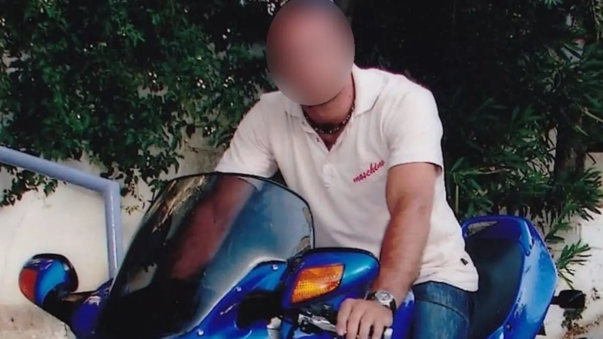 Πρωτοφανείς καταγγελίες για τον 45χρονο αστυνομικό της Βουλής: «Με βίαζαν ομαδικά αυτός και οι φίλοι του» λέει 44χρονος